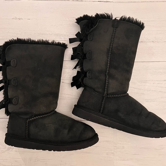 UGG Bailey Bow Black Shearling Boots Size 4 US / 34 EU Triple Bow Classic Youth - Picture 1 of 11